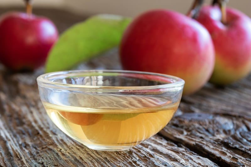  Set an apple cider vinegar trap to eliminate fungus gnats. 